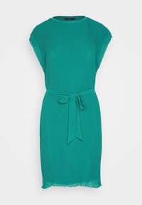 Teal klänning med rund halsringning, korta ärmar och midjebälte. Har ribbad textur och en något utsvängd kjol med volangkant.