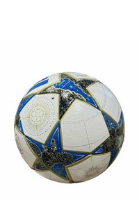 Pallone da calcio bianco con accenti blu e oro, caratterizzato da motivi a stella e superficie testurizzata. Ideale per il gioco professionale e l'allenamento.