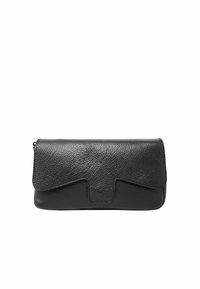 Clutch in pelle nera con finitura texturizzata, dotata di chiusura a pattina e design angolare nella parte anteriore. Forma compatta e minimalista.