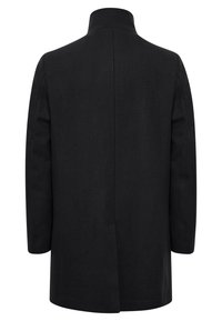 Manteau en laine noir avec un col haut, coupe droite et manches longues, doté d'une fente au dos et d'un design épuré et minimaliste.