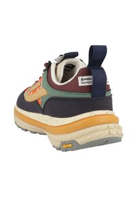 Sneaker multicolore con tomaia in tessuto. Presenta un design verde e bordeaux, dettagli bianchi e una suola in gomma tessurizzata. Marchio Vibram visibile.