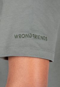Wrong Friends ASTI - Triko s potiskem - green