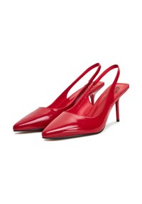 Punaiset kiiltäväpintaiset slingback-korkokengät, joissa on terävät varpaat ja ohuet korot; niissä on sileä pinta ja tyylikäs muotoilu.