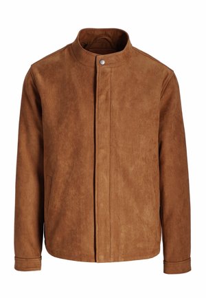 Brązowa zamszowa kurtka ze stojącym kołnierzem, ukrytym zapięciem z przodu, bocznymi kieszeniami i długimi rękawami.