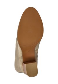 Beige suède haklaar met een getextureerde bruine rubberen zool, featuring een vierkante hak en maat aangeduid als 37 op de onderkant.