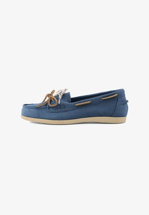 Blauwe suède loafer met beige zool en decoratieve bruine en witte veters, zijaanzicht op een witte achtergrond.