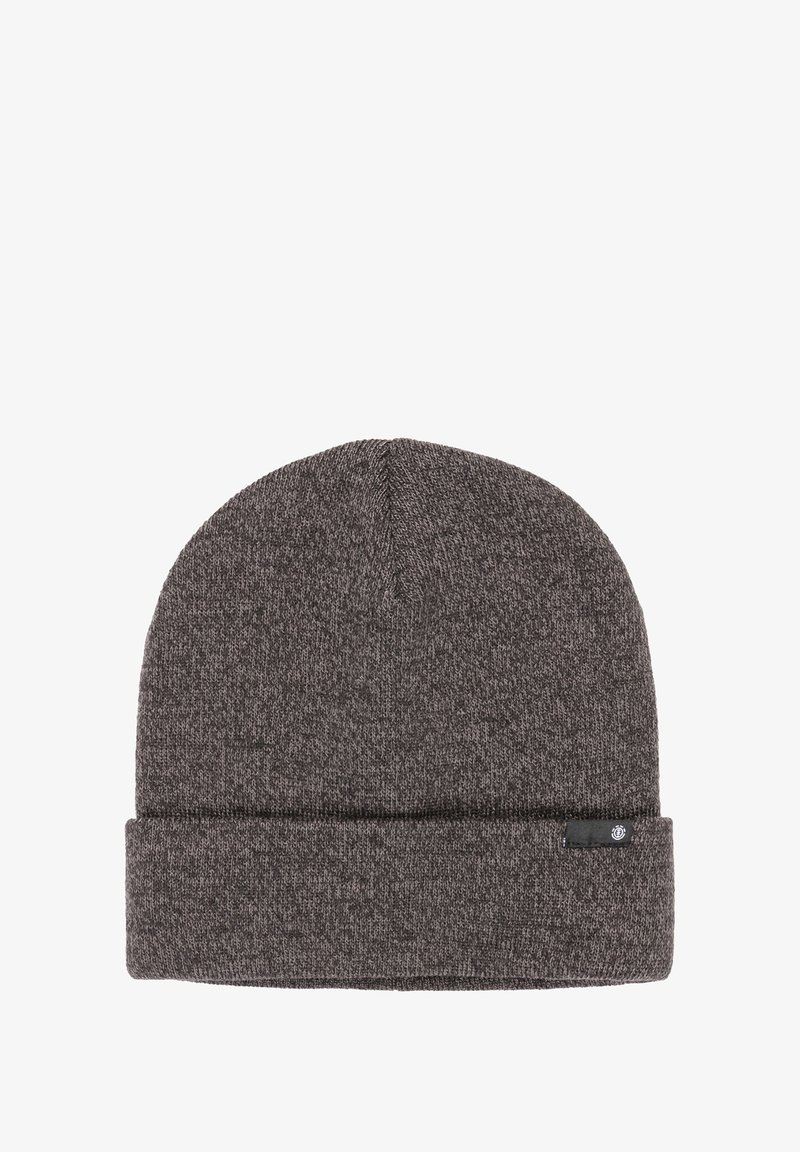 Sivá pletená čiapka so skladom, s hladkou textúrou a malou nálepkou po boku.