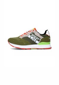 Sneaker verde e grigio realizzato con materiali in rete e suede, dotato di lacci arancioni, un audace logo bianco e un accento verde sulla suola.