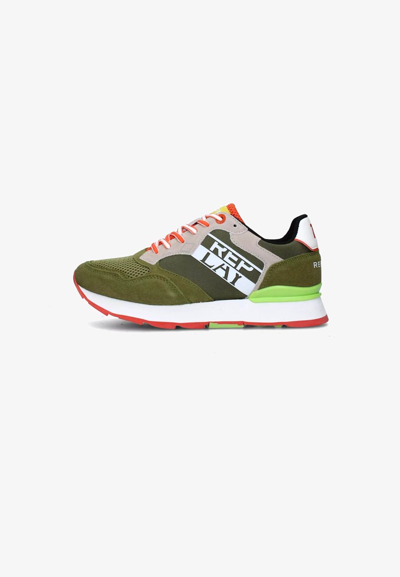 Grüne und graue Sneaker aus Mesh und Wildleder, mit orangen Schnürsenkeln, einem auffälligen weißen Logo und einem grünen Akzent an der Sohle.