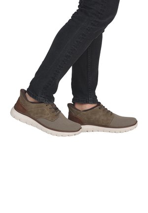 Chaussures de sport marron et beige avec des matériaux en maille et en daim, bout rond, fermeture à lacets et semelles épaisses en caoutchouc blanc.