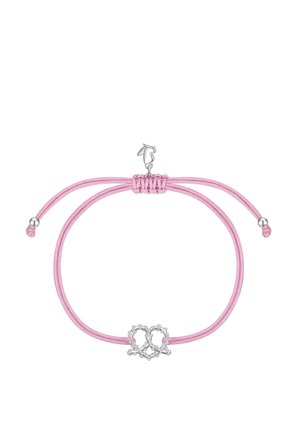 Bracelet cordon réglable rose avec un pendentif cœur en perles argentées et un petit fermoir en forme de cœur argenté sur fond blanc.
