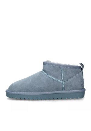 Stivaletti azzurri chiari in suede con una morbida fodera in pelliccia, caratterizzati da un design cucito, una linguetta e una suola in gomma testurizzata.
