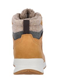Botte chelsea en suede marron avec un panneau en tissu gris et un revers texturé beige, ornée d'une semelle blanche et d'une languette à l'arrière.