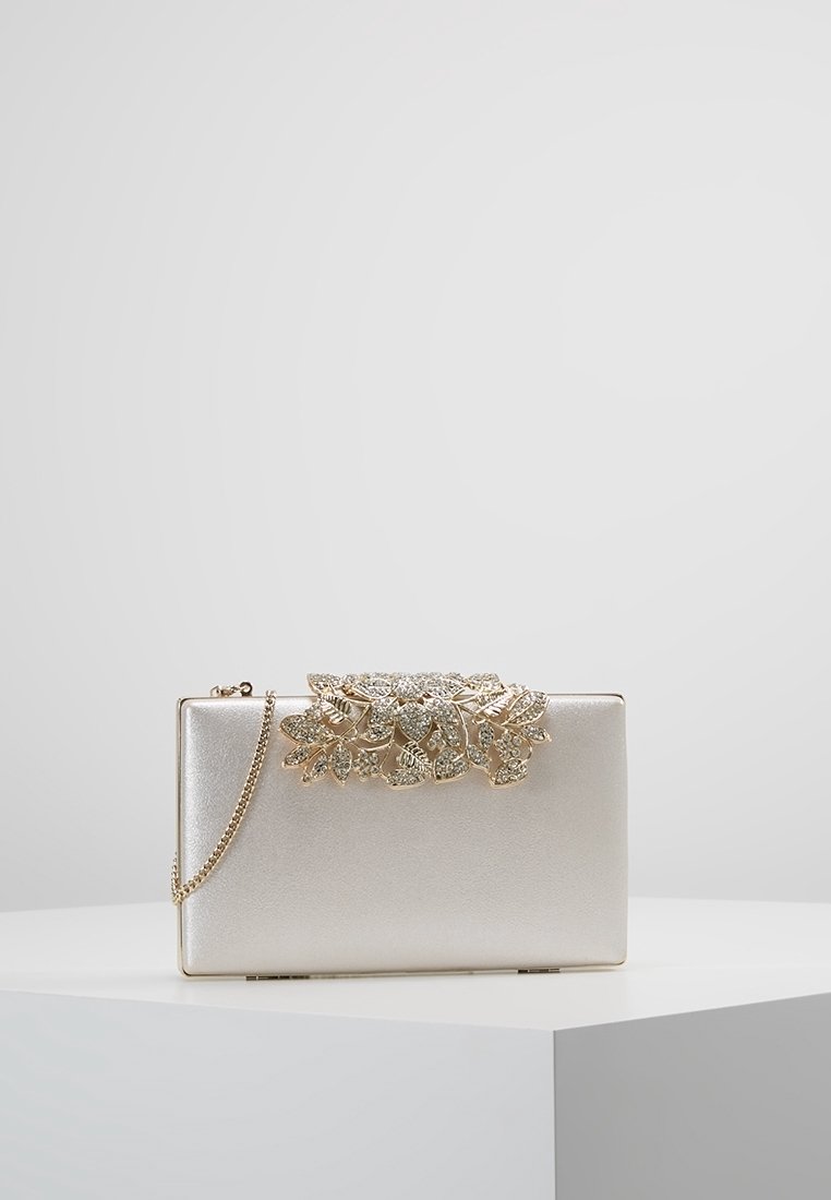 Borsa clutch con finitura argento metallico, forma rettangolare, decorata con un ornamento floreale scintillante in oro e cristalli. Tracolla a catena collegata.