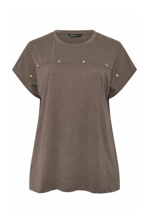 Bruine, loszittende top met korte mouwen, ronde halslijn en decoratieve kleine gouden studs over de borst en mouwen.