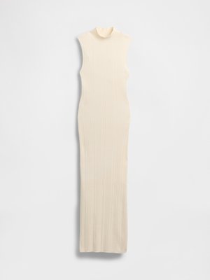 Abito senza maniche in maglia a coste di colore bianco sporco, con colletto alto a camicia e una silhouette aderente che si estende fino alla caviglia.