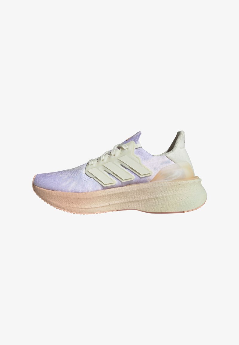 Scarpa sportiva di colore viola chiaro con tomaia in tessuto testurizzato, tre strisce bianche, suola spessa rosa e crema, e un accento sul tallone beige.