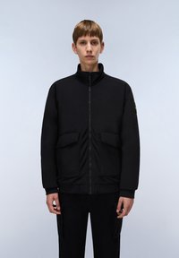 Giacca nera con zip e colletto alto, due tasche frontali e vestibilità comoda. Tessuto liscio con finitura opaca e dettagli di design minimalisti.