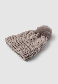 Beżowa dziana czapka z wzorem w warkocze, ze ściągaczem i dużym sztucznym futrzanym pomponem na czubku. Gruby, teksturowany materiał zapewniający ciepło.