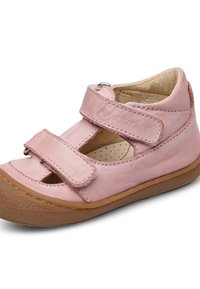 Zapato de cuero rosa con punta redondeada, tiras de Velcro y diseño recortado. Presenta un interior suave y una suela de goma texturizada.