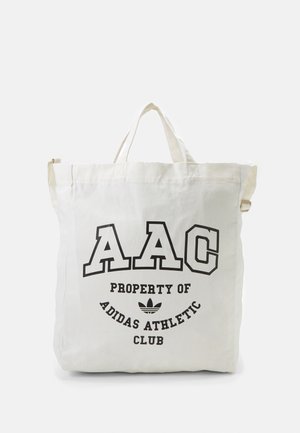 Hvid mulepose med hanke med sort fed tekst "AAC" og mindre tekst "Property of Adidas Athletic Club" med Adidas-logo nedenunder.