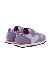 Un paio di sneakers viola in suede e rete, con suola bianca, cinturino in velcro e "SUN68" stampato sul tallone.