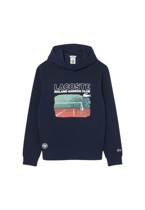 Navyblauer Kapuzenpullover mit Kängurutasche, versehen mit einem grafischen Druck eines Tennisplatzes und dem weißen Text "LACOSTE ROLAND GARROS CLUB".