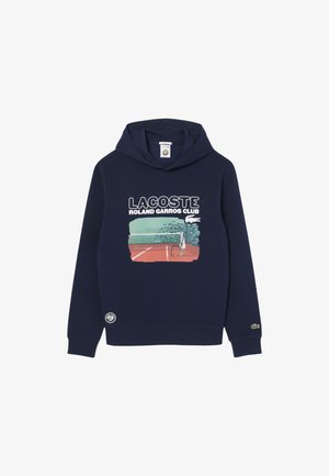 Navyblauer Kapuzenpullover mit Kängurutasche, versehen mit einem grafischen Druck eines Tennisplatzes und dem weißen Text "LACOSTE ROLAND GARROS CLUB".