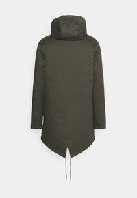 Giacca parka verde oliva con cappuccio, caratterizzata da un orlo posteriore più lungo, cordoncino sul fondo e una texture liscia e opaca.
