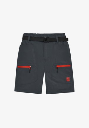 Pantalones cortos de color gris oscuro con cinturón negro, dos bolsillos frontales con cierres de cremallera rojos y un pequeño logo rojo en el bolsillo derecho.