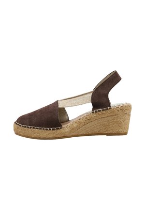 Sandalia cuña de ante marrón tipo espadrille con tira elástica y suela de plataforma de yute trenzado.