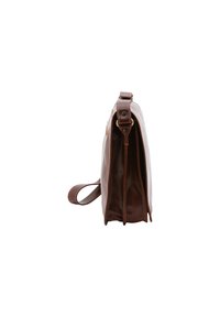 Borsa a spalla in pelle marrone con design piatto, tracolla regolabile e dettagli di cucitura visibili. Vista laterale che mette in evidenza il suo profilo sottile.