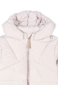 Lichtroze pufferjack met een hoge kraag, voorzien van een voormezipper, gestikt patroon en diagonale naadaccenten.