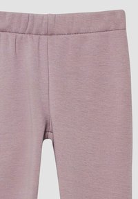 Jasnofioletowe legginsy o gładkiej strukturze i elastycznym pasie. Posiadają prosty design bez dodatkowych wzorów czy ozdób.