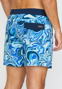 Shorts de bain bleus à motif abstrait avec une ceinture solide en marine et une poche arrière. Fabriqués en matériau léger, dotés d'une texture lisse.