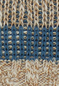 Tessuto a maglia con fili blu e beige alternati, che presenta un motivo testurizzato con punti ben definiti e una trama diagonale.