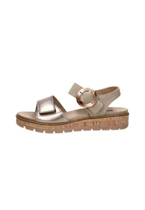 Beige und metallisch goldene Sandale mit offenem Zehenbereich, Korksohle, verstellbarem Riemen mit rundem Schildpatt-Verschluss und Klettverschluss vorne.