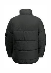 Giacca imbottita di colore grigio scuro con colletto alto. Presenta dettagli di cuciture orizzontali e un tessuto strutturato, con una patch nera del logo sulla manica.