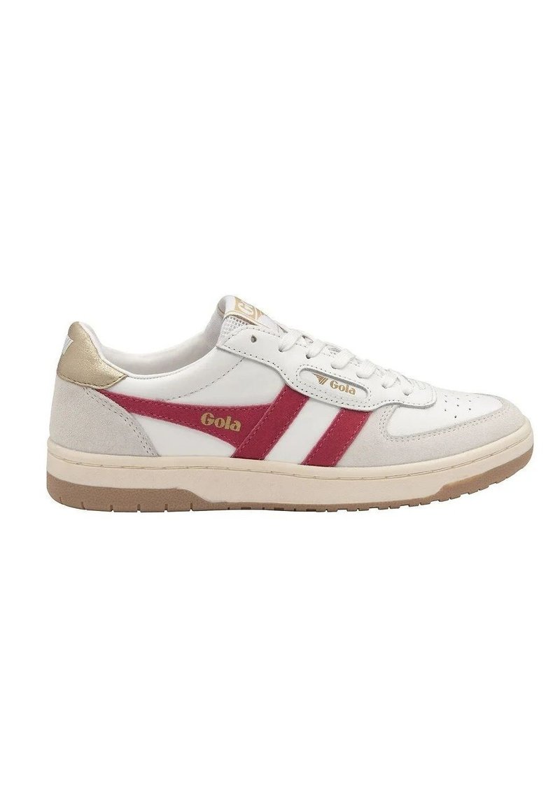 Sneaker bianca con accenti rossi e crema, caratterizzata da un tallone in suede testurizzato, logo dorato e suola in gomma. Design classico a taglio basso.