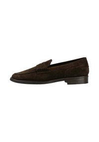 Mocasín de ante marrón con tacón bajo, que presenta un diseño cosido y una costura ligeramente elevada a lo largo de la parte superior. Textura suave, forma clásica.