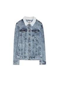 Chaqueta de mezclilla azul claro con cuello de sherpa blanco, cierre frontal con botones, dos bolsillos de solapa en el pecho y bolsillos laterales para las manos.