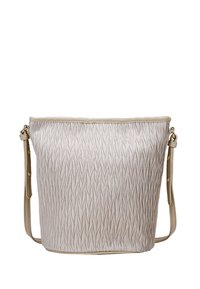 Bolso tipo bucket en material texturizado beige con un patrón ondulado, presenta una correa marrón con acentos en dorado. Borde superior liso.