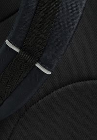 Cinghia imbottita nera con tessuto testurizzato, caratterizzata da un accento grigio. Lo sfondo è un morbido materiale nero con contorni sottili.