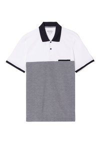 Polo con parte superior blanca y mitad inferior gris, con un cuello azul marino, tapeta de tres botones y un pequeño bolsillo en el pecho.