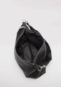 Czarna skórzana torba z górnym zamkiem, teksturowanym wnętrzem i wzorzystym środkiem. Posiada srebrne detale hardware oraz regulowany pasek.