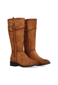 Botas marrones de gamuza hasta la rodilla con suela plana, que cuentan con una cremallera lateral y un adorno metálico decorativo. Textura suave y diseño recto.