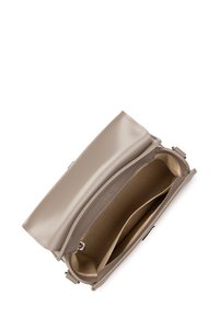 Borsa a tracolla rettangolare in beige chiaro, realizzata in materiale sintetico morbido. Presenta un scomparto con zip e un interno di colore neutro.