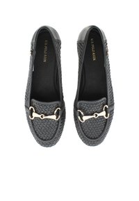 Czarne plecione mokasyny o g gładkiej fakturze, z detalem w kształcie podkowy w złotym kolorze i okrągłym noskiem, zaprojektowane do łatwego zakładania.