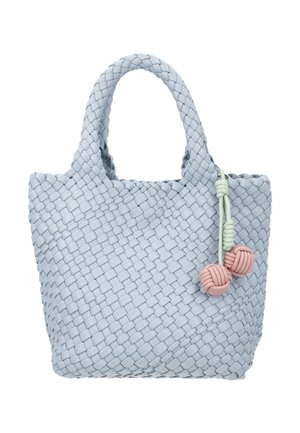 Vaaleansininen kudottu olkalaukku, jossa on kaksi lyhyttä kahvaa ja kaksi vaaleanpunaista koriste-solmupalloa, jotka roikkuvat vihreässä nauhassa sivulla.