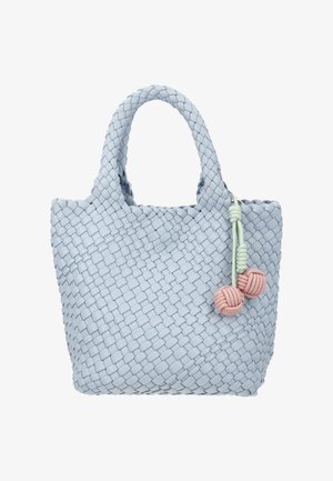 Světlomodrá tkaná taška na rameno s dvěma krátkými uchy a dvěma růžovými ozdobnými uzlovými kuličkami visícími na zelené šňůrce po straně.